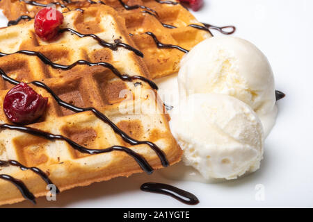 Viennese di cialde con gelato al cioccolato e ciliegia. Close-up. Foto Stock