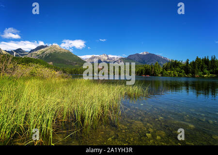 Lago di montagna il villaggio di Strbske Pleso nel Parco Nazionale Monti Tatra, Slovacchia, Europa Foto Stock