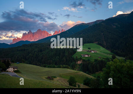 Montagne di fuoco, Tramonto nelle Dolomiti Foto Stock