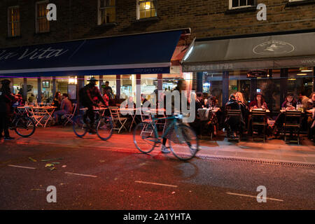 Scena notturna di ristoranti in Broadway Market, Londra Foto Stock