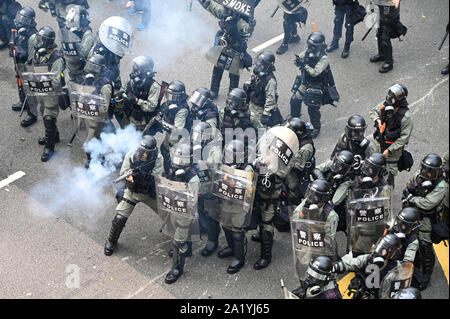 La polizia antisommossa fire gas lacrimogeni durante un governo anti-rally a Hong Kong il 29 settembre 2019. Foto di Thomas Maresca/UPI Credito: UPI/Alamy Live News Foto Stock