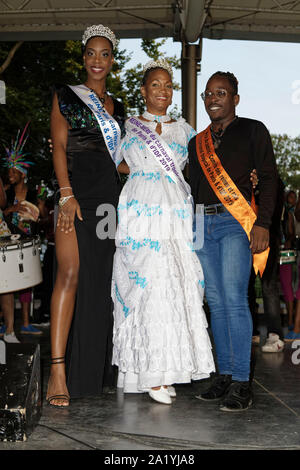 Parigi, Francia. 28 Sep, 2019. La regina e la regina madre del carnevale tropical Parigi 2019. Foto Stock