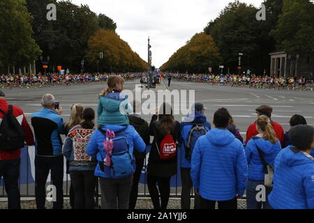 Berlino, Germania. 29Sep, 2019. Kenenisa Bekele ha vinto la 46la maratona di Berlino in 2:01:41 ore, solo brevi del record del mondo. Per le donne, Ashete Bekere vinto - etiope doppio successo. Ashete Bekere reso 42 chilometri in 2:20:14 ore. La seconda è stata il suo connazionale Mare Dibaba, otto secondi dietro. La Germania Melat Kejeta reso 2:23:58 nella sua prima maratona. (Foto di Simone Kuhlmey/Pacific Stampa) Credito: Pacific Press Agency/Alamy Live News Foto Stock