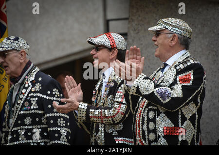 Perlacea re e regine, noto come Pearlies, sono organizzati di tradizione caritativa della classe operaia Cultura a Londra, Inghilterra. La pratica di indossare vestiti con decorazioni in madreperla pulsanti è prima associata con Henry Croft, orfana street sweeper che ha raccolto fondi per beneficenza. Nel tardo 1870, Croft atta a creare una tuta di perla per attirare l'attenzione a se stesso e a supportare la sua attività di raccolta fondi. Ciascun gruppo di perlacea re e regine è associato con una chiesa nel centro di Londra e si è impegnata per la raccolta di fondi per beneficenza. (Foto di Laura Chiesa/Pacific Stampa) Foto Stock