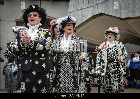 Perlacea re e regine, noto come Pearlies, sono organizzati di tradizione caritativa della classe operaia Cultura a Londra, Inghilterra. La pratica di indossare vestiti con decorazioni in madreperla pulsanti è prima associata con Henry Croft, orfana street sweeper che ha raccolto fondi per beneficenza. Nel tardo 1870, Croft atta a creare una tuta di perla per attirare l'attenzione a se stesso e a supportare la sua attività di raccolta fondi. Ciascun gruppo di perlacea re e regine è associato con una chiesa nel centro di Londra e si è impegnata per la raccolta di fondi per beneficenza. (Foto di Laura Chiesa/Pacific Stampa) Foto Stock