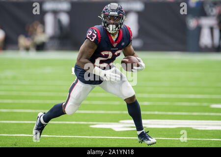 Houston, TX, Stati Uniti d'America. 29Sep, 2019. Houston Texans running back Carlos Hyde (23) porta la palla durante il terzo trimestre di NFL di una partita di calcio tra la Carolina Panthers e Houston Texans al NRG Stadium di Houston, TX. Le Pantere ha vinto il gioco da 16 a 10.Trask Smith/CSM/Alamy Live News Foto Stock