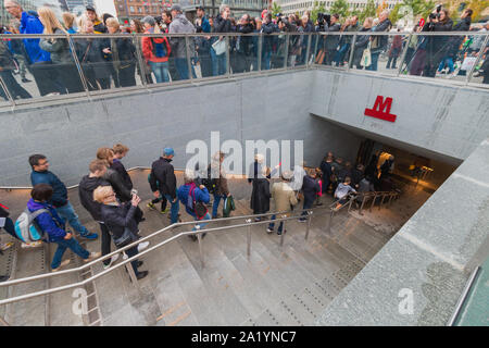 Copenaghen, Zelanda Danimarca - 29 9 2019: nuova M3 cityringen metro linea apertura in Copenhagen Radhusplads Foto Stock