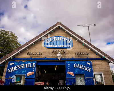 Garage Aidensfield e Scripps servizi funebri, edificio in Goathland, North Yorkshire utilizzati durante le riprese del dramma di ITV Heartbeat. Foto Stock