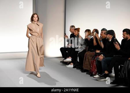 Parigi, Francia. 29 settembre 2019. Parigi, Francia. 29Sep, 2019. GIVENCHY SS20 pista durante la settimana della moda di Parigi - Paris, Francia 29/09/2019 Credit: dpa/Alamy Live News Credito: dpa picture alliance/Alamy Live News Foto Stock