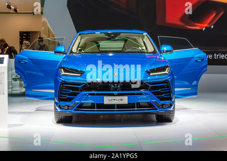 Francoforte - Sep 15, 2019: blu Lamborghini Urus SUV è il primo Super Sport Utility Vehicle con l anima di lusso auto sportive presentato al IAA 2019 Foto Stock