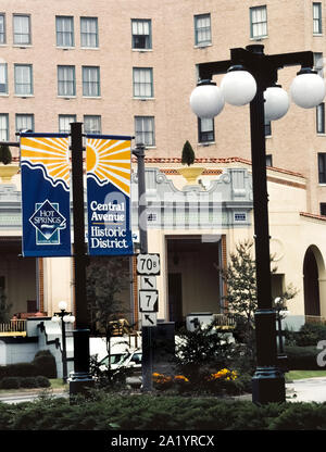 Banner di strada segni il benvenuto ai visitatori di Hot Springs, Arkansas, una città denominata per la geotermia acque terapeutiche che fluiscono da anomalie nella terra ad una temperatura media di 143 gradi Fahrenheit (61,6 gradi Celsius) nel Parco nazionale di Hot Springs. La principale attrazione del parco lungo la Central Avenue è Bathhouse Fila, che conserva otto bathhouse storici edifici che ha aperto nei primi anni del Novecento. Due di loro -- La Buckstaff e bagni Quapaw -- ancora offrire spa frequentatori dei bagni privati o condivisi di piscine con acqua termale, oltre a trattamenti facciali e massaggi terapeutici di altri trattamenti per il corpo. Foto Stock