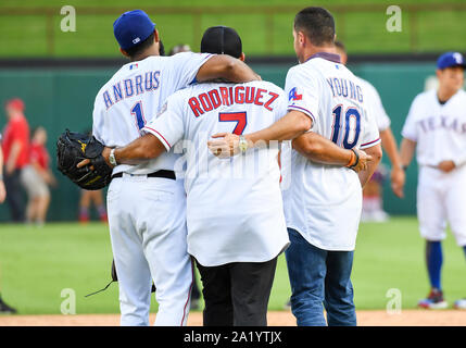 Arlington, Texas, Stati Uniti d'America. Settembre 29, 2019: Ex Texas Rangers Elvis Andrus #1, Ivan Rodriguez #7, e Michael Young #10 sono riconosciuti come membri di tutti i Rangers Team dopo la finale della Major League Baseball gioco tenuto a Globe Life Park tra i New York Yankees e dei Rangers di Texas ad Arlington, Texas TX sconfitto New York 6-1 Albert Pena/CSM Credito: Cal Sport Media/Alamy Live News Foto Stock