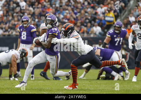 Chicago, Stati Uniti. 29Sep, 2019. Minnesota Vikings wide receiver Diggs Stefon (L) viene affrontato da Chicago Bears cornerback Prince Amukamara (R) durante la prima metà di un gioco di NFL a Soldier Field di Chicago di Domenica, Settembre 29, 2019. Foto di Kamil Krzaczynski/UPI Credito: UPI/Alamy Live News Foto Stock