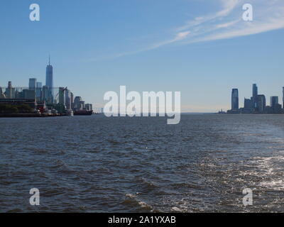 New York skyline della città e del porto di New York guardando al Ponte Verrazzano in ingresso al porto. Sulla destra è il Jersey City, NJ skyline. Foto Stock