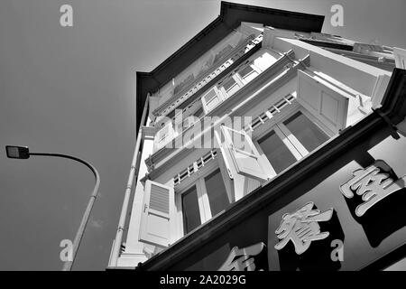 Tradizionale bottega di Singapore sul North Bridge Road in vista prospettica contro il cielo in bianco e nero Foto Stock