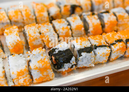 Il cibo giapponese sushi roll riso con uovo Tobiko è arancione (flying fish roe) nori nel ristorante sushi set menu cucina Giapponese ingredienti freschi sul Foto Stock