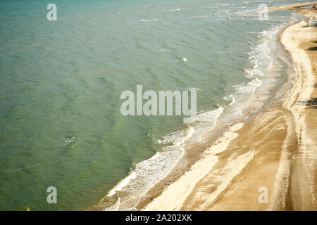 Vista aerea della spiaggia e del mare presso il Porto di Laem Sala spiaggia , l'onda bianco bolle nel verde acqua splash la sabbia marrone, Khao Sam Roi Yot National Park Foto Stock