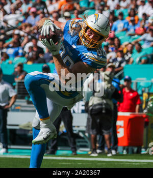 Giardini di Miami, Florida, Stati Uniti d'America. 29Sep, 2019. Los Angeles Chargers estremità strette Sean Culkin (80) Si ritiene che le catture di un lungo passaggio durante un'NFL partita di calcio tra Los Angeles Chargers e i delfini di Miami al Hard Rock Stadium di Miami, Florida. Credito: Mario Houben/ZUMA filo/Alamy Live News Foto Stock