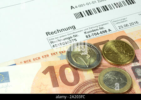 Le fatture in euro e una fattura tedesca Foto Stock