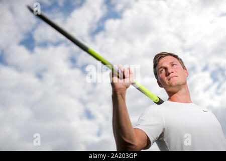 Jena, Germania. Xiii Sep, 2019. Il tedesco javelin thrower Thomas Röhler è in piedi con il suo giavellotto sulla formazione di massa. La 1.92 tall Jenenser ha vinto l'oro olimpico nel lancio del giavellotto a Rio nel 2016. A parere dell'Olimpico Tedesco campione del giavellotto, atleti di alto livello di profitto deve molto più direttamente da miliardi di fatturato del COI. (A dpa 'Spera buttare il campione olimpico Röhler: alla fine niente arriva a tutti") Credito: Jan Woitas/dpa-Zentralbild/dpa/Alamy Live News Foto Stock