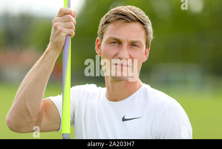 Jena, Germania. Xiii Sep, 2019. Il tedesco javelin thrower Thomas Röhler è in piedi con il suo giavellotto sulla formazione di massa. La 1.92 tall Jenenser ha vinto l'oro olimpico nel lancio del giavellotto a Rio nel 2016. A parere dell'Olimpico Tedesco campione del giavellotto, atleti di alto livello di profitto deve molto più direttamente da miliardi di fatturato del COI. (A dpa 'Spera buttare il campione olimpico Röhler: alla fine niente arriva a tutti") Credito: Jan Woitas/dpa-Zentralbild/dpa/Alamy Live News Foto Stock