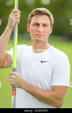 Jena, Germania. Xiii Sep, 2019. Il tedesco javelin thrower Thomas Röhler è in piedi con il suo giavellotto sulla formazione di massa. La 1.92 tall Jenenser ha vinto l'oro olimpico nel lancio del giavellotto a Rio nel 2016. A parere dell'Olimpico Tedesco campione del giavellotto, atleti di alto livello di profitto deve molto più direttamente da miliardi di fatturato del COI. (A dpa 'Spera buttare il campione olimpico Röhler: alla fine niente arriva a tutti") Credito: Jan Woitas/dpa-Zentralbild/dpa/Alamy Live News Foto Stock