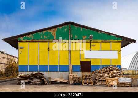 Close-up della bandiera nazionale del Gabon dipinta sulla parete metallica di un grande magazzino il territorio chiuso su un giorno d'estate. Il concetto di storage Dell Foto Stock