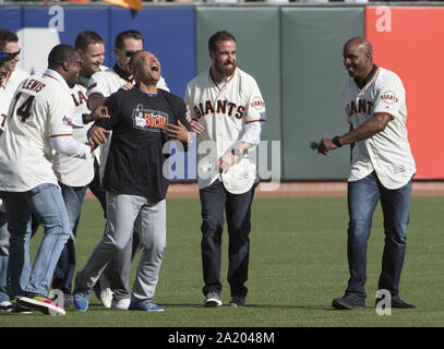 San Francisco, Stati Uniti. 29Sep, 2019. San Francisco Giants grande Barry Bonds (R) e Los Angeles Dodgers manager Dave Roberts (C) celebrare durante un tributo al ritiro di giganti manager Bruce Bochy presso Oracle Park di San Francisco di Domenica, Settembre 29, 2019. Bochy pensione dopo tre serie di mondo di titoli come manager dei giganti. Foto di Terry Schmitt/UPI Credito: UPI/Alamy Live News Foto Stock