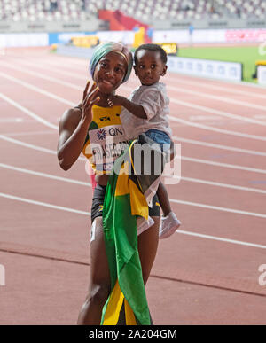 Doha in Qatar. 29Sep, 2019. Shelly-Anne con baby figlio Zyon durante la IAAF Campionati del Mondo Al Khalifa International Stadium di Doha. Credito: SOPA Immagini limitata/Alamy Live News Foto Stock