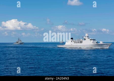 190928-N-LZ521-0301 OCEANO ATLANTICO (sett. 28, 2019) La Marina reale olandese De sette Provinciën-class frigate HNLMS de Ruyter (F804) transita il oceano Atlantico con navi assegnati al vettore Strike gruppo (CSG) 10 e sugli aeromobili assegnati Carrier aria Wing (CVW) 3 durante un esercizio di foto per concludere su misura della nave la disponibilità di formazione (TSTA) e Valutazione finale problema (FEP) come parte della fase di base della flotta ottimizzato il piano di risposta. (U.S. (U.S. Foto di Marina di Massa Specialista comunicazione marinaio Neadria nocciolo) Foto Stock