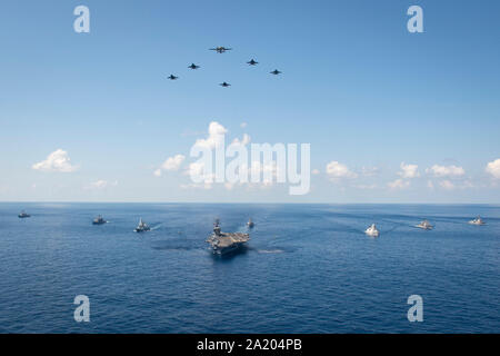 190928-N-QD512-0053 OCEANO ATLANTICO (sett. 28, 2019) La portaerei USS Dwight D. Eisenhower CVN (69), guidato-missile incrociatori USS San Jacinto (CG 56) e USS Vella Gulf (CG 72), guidata-missile cacciatorpediniere USS Stout (DDG 55), USS Truxtun (DDG 103) e USS James E. Williams (DDG 95), Royal Navy audace-classe aria-difesa cacciatorpediniere HMS Dragon (D35), e la Marina reale olandese De sette Provinciën-class frigate HNLMS de Ruyter (F804) transito dell'Oceano Atlantico con aeromobili da Carrier aria Wing (CVW) 3 durante un esercizio di foto per concludere su misura della nave la disponibilità di formazione (TSTA) e finali e Foto Stock