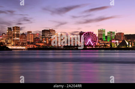 Lo skyline di Montreal al tramonto e il fiume San Lorenzo in Quebec, Canada Foto Stock