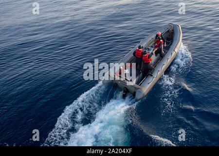 190928-N-DV626-0213 OCEANO ATLANTICO (sett. 28, 2019) velisti assegnati al Ticonderoga-class guidato-missili cruiser USS Vella Gulf (CG 72) condurre un uomo a mare esercitazione in un rigido-scafo gommone (RHIB). Vella golfo è in corso di svolgimento routine di conduzione di esercizi di formazione nell'Oceano Atlantico. (U.S. Foto di Marina di Massa lo specialista di comunicazione di terza classe Gian Prabhudas) Foto Stock