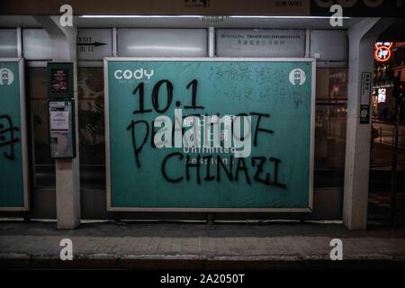 Hong Kong, Cina. 29Sep, 2019. Anti-China graffiti su una fermata del tram a Causeway Bay durante la dimostrazione.manifestanti frequentare un Global Anti-Totalitarianism Marzo a Hong Kong - Dimostrazioni continuare a Hong Kong la marcatura di uno dei peggiori giorni di violenza in 4 mesi di disordini. Credito: SOPA Immagini limitata/Alamy Live News Foto Stock