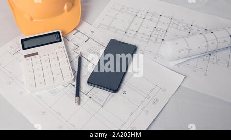 Architetto, ingegnere concetto, rappresenta lo stile di lavoro di architetti, ingegneri con disegni di costruzione Foto Stock