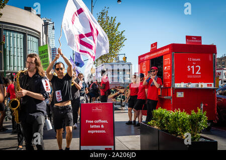 Brooklyn, Stati Uniti. 29Sep, 2019. Estinzione della ribellione Park Slope mantiene uno stile New Orleans cortei funebri con musicisti e pallbearers trasportare bare verso il basso lungo la lunghezza dell'Atlantico Antic Street Fair in Brooklyn, New York Domenica, Settembre 29, 2019. (Foto di Gabriele Holtermann-Gorden/Pacific Stampa) Credito: Pacific Press Agency/Alamy Live News Foto Stock