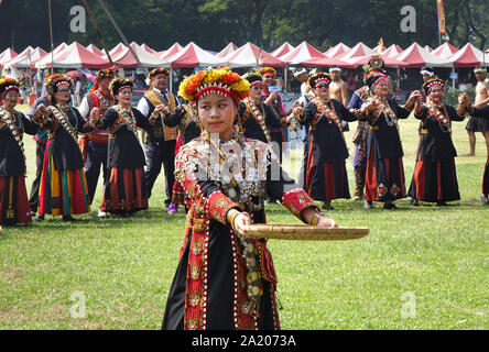 KAOHSIUNG, Taiwan -- Settembre 28, 2019: Le donne delle popolazioni indigene tribù Rukai eseguire una danza durante la tradizionale festa della mietitura. Foto Stock