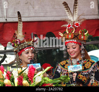 KAOHSIUNG, Taiwan -- Settembre 28, 2019: due giovani donne delle popolazioni indigene tribù Rukai introdurre la tradizionale festa della mietitura. Foto Stock