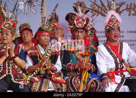 KAOHSIUNG, Taiwan -- Settembre 28, 2019: Anziani degli indigeni tribù Rukai unire la tradizionale festa della mietitura. Foto Stock