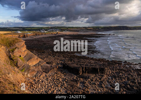 La costa atlantica della Cornovaglia in Inghilterra e in Widemouth Bay Foto Stock