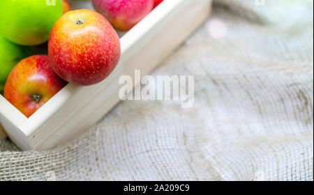 Mature mele rosse. Raccolto di autunno nel negozio. Foto Stock