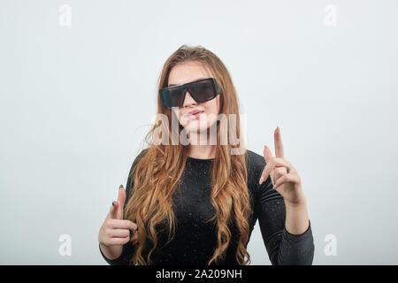 Ragazza dai capelli marrone in abito nero isolato su sfondo bianco mostra emozioni Foto Stock