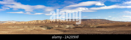 Ampio panorama di montagna bella gamma con forme fantastiche Foto Stock