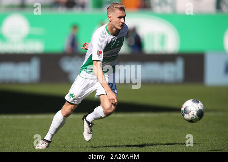 29 settembre 2019, il Land della Baviera, Fürth: Calcio: Seconda Bundesliga, SpVgg Greuther Fürth - Holstein Kiel, ottava giornata al Sportpark Ronhof Thomas Sommer. Massimiliano Sauer da Fürth gioca la palla. Foto: Daniel Karmann/dpa - NOTA IMPORTANTE: In conformità con i requisiti del DFL Deutsche Fußball Liga o la DFB Deutscher Fußball-Bund, è vietato utilizzare o hanno utilizzato fotografie scattate allo stadio e/o la partita in forma di sequenza di immagini e/o video-come sequenze di foto. Foto Stock