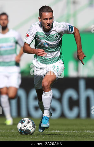 29 settembre 2019, il Land della Baviera, Fürth: Calcio: Seconda Bundesliga, SpVgg Greuther Fürth - Holstein Kiel, ottava giornata al Sportpark Ronhof Thomas Sommer. Paolo Seguin da Fürth gioca la palla. Foto: Daniel Karmann/dpa - NOTA IMPORTANTE: In conformità con i requisiti del DFL Deutsche Fußball Liga o la DFB Deutscher Fußball-Bund, è vietato utilizzare o hanno utilizzato fotografie scattate allo stadio e/o la partita in forma di sequenza di immagini e/o video-come sequenze di foto. Foto Stock