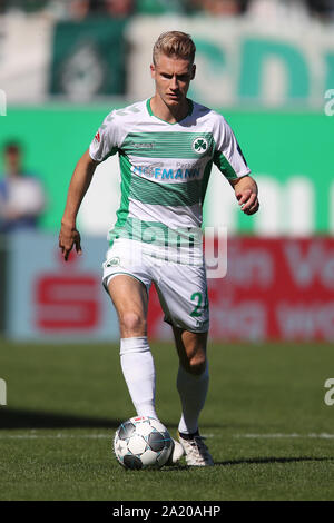 29 settembre 2019, il Land della Baviera, Fürth: Calcio: Seconda Bundesliga, SpVgg Greuther Fürth - Holstein Kiel, ottava giornata al Sportpark Ronhof Thomas Sommer. Massimiliano Sauer da Fürth gioca la palla. Foto: Daniel Karmann/dpa - NOTA IMPORTANTE: In conformità con i requisiti del DFL Deutsche Fußball Liga o la DFB Deutscher Fußball-Bund, è vietato utilizzare o hanno utilizzato fotografie scattate allo stadio e/o la partita in forma di sequenza di immagini e/o video-come sequenze di foto. Foto Stock