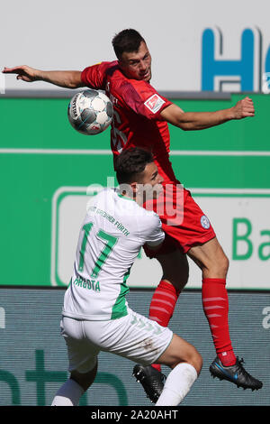 29 settembre 2019, il Land della Baviera, Fürth: Calcio: Seconda Bundesliga, SpVgg Greuther Fürth - Holstein Kiel, ottava giornata al Sportpark Ronhof Thomas Sommer. Branimir Hrgota (u) da Fürth combatte con Jonas Meffert da Kiel per la palla. Foto: Daniel Karmann/dpa - NOTA IMPORTANTE: In conformità con i requisiti del DFL Deutsche Fußball Liga o la DFB Deutscher Fußball-Bund, è vietato utilizzare o hanno utilizzato fotografie scattate allo stadio e/o la partita in forma di sequenza di immagini e/o video-come sequenze di foto. Foto Stock