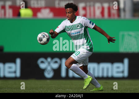 29 settembre 2019, il Land della Baviera, Fürth: Calcio: Seconda Bundesliga, SpVgg Greuther Fürth - Holstein Kiel, ottava giornata al Sportpark Ronhof Thomas Sommer. Jamie Leweling da Fürth gioca la palla. Foto: Daniel Karmann/dpa - NOTA IMPORTANTE: In conformità con i requisiti del DFL Deutsche Fußball Liga o la DFB Deutscher Fußball-Bund, è vietato utilizzare o hanno utilizzato fotografie scattate allo stadio e/o la partita in forma di sequenza di immagini e/o video-come sequenze di foto. Foto Stock