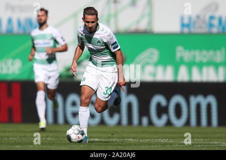 29 settembre 2019, il Land della Baviera, Fürth: Calcio: Seconda Bundesliga, SpVgg Greuther Fürth - Holstein Kiel, ottava giornata al Sportpark Ronhof Thomas Sommer. Paolo Seguin da Fürth gioca la palla. Foto: Daniel Karmann/dpa - NOTA IMPORTANTE: In conformità con i requisiti del DFL Deutsche Fußball Liga o la DFB Deutscher Fußball-Bund, è vietato utilizzare o hanno utilizzato fotografie scattate allo stadio e/o la partita in forma di sequenza di immagini e/o video-come sequenze di foto. Foto Stock