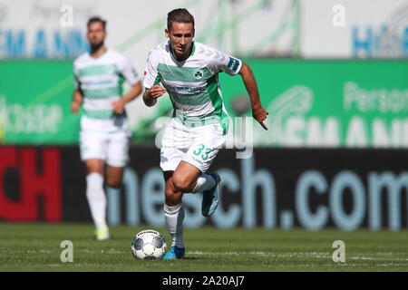 29 settembre 2019, il Land della Baviera, Fürth: Calcio: Seconda Bundesliga, SpVgg Greuther Fürth - Holstein Kiel, ottava giornata al Sportpark Ronhof Thomas Sommer. Paolo Seguin da Fürth gioca la palla. Foto: Daniel Karmann/dpa - NOTA IMPORTANTE: In conformità con i requisiti del DFL Deutsche Fußball Liga o la DFB Deutscher Fußball-Bund, è vietato utilizzare o hanno utilizzato fotografie scattate allo stadio e/o la partita in forma di sequenza di immagini e/o video-come sequenze di foto. Foto Stock